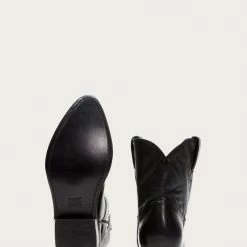 The Frye Company Billy Short