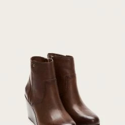 The Frye Company Women Emma Wedge Short