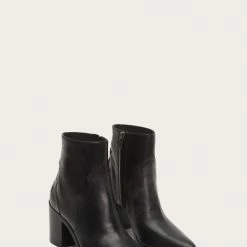 The Frye Company Women Flynn Short Inside Zip