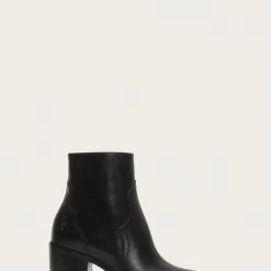 The Frye Company Women Flynn Short Inside Zip