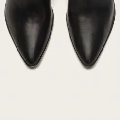 The Frye Company Women Flynn Short Inside Zip