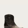 The Frye Company Women Diana Grommet Short