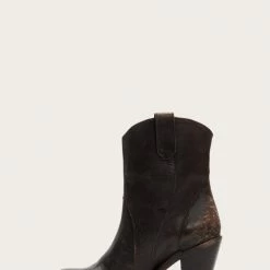 The Frye Company Women Mustang Seam Short