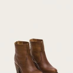 The Frye Company Women Leslie Artisan Short