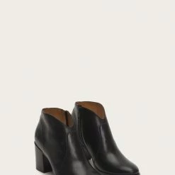 The Frye Company Women Nora Zip Short