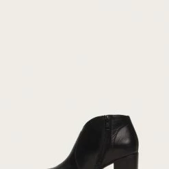 The Frye Company Women Nora Zip Short